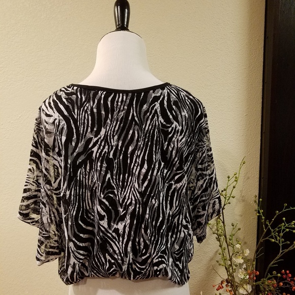 🛍Zebra Print Crop Top Size Medium - Picture 2 of 7